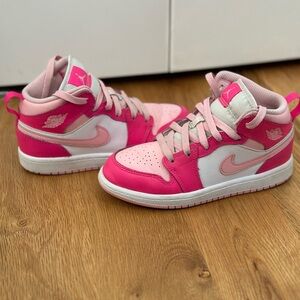 Nike Jordan 1 mid fierce pink